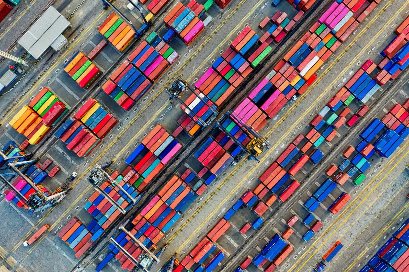 Vista aérea de contenedores en un puerto