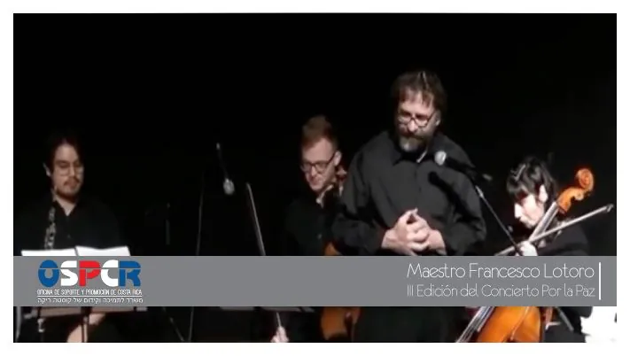 El maestro Francesco Lotoro en el escenario del III Concierto por la Paz